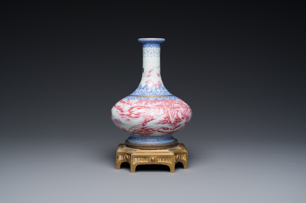 Vase de forme bouteille en porcelaine de Chine en &eacute;maux bleu et rose &agrave; monture en bronze dor&eacute;, 20&egrave;me