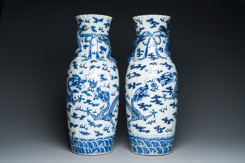 Een paar Chinese blauw-witte 'draken' vazen, 19e eeuw