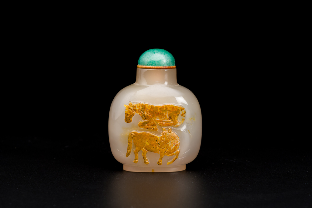Tabati&egrave;re en agate sculpt&eacute; &agrave; d&eacute;cor de deux chevaux, Chine, 19&egrave;me