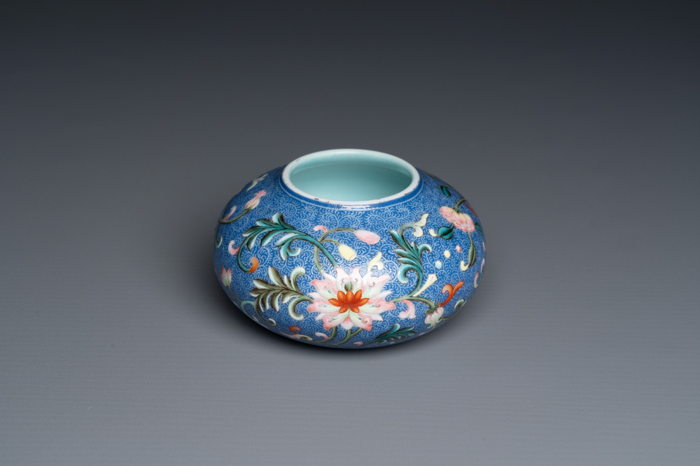 Pot &agrave; eau en porcelaine de Chine famille rose &agrave; fond bleu, marque de Qianlong, R&eacute;publique