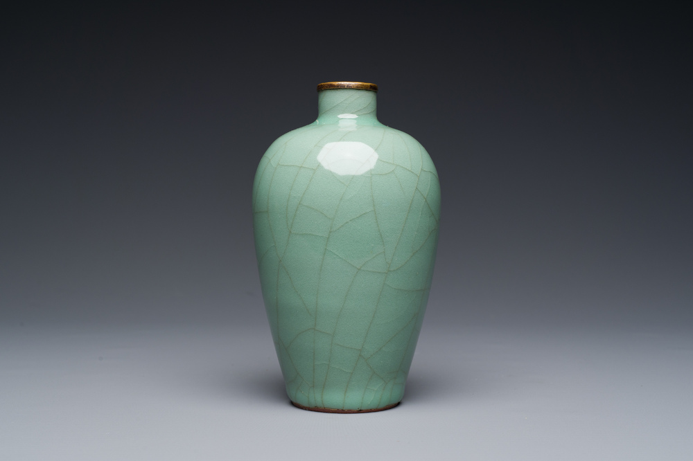 Vase en porcelaine de Chine c&eacute;ladon de Longquan &agrave; monture en bronze dor&eacute;, Ming