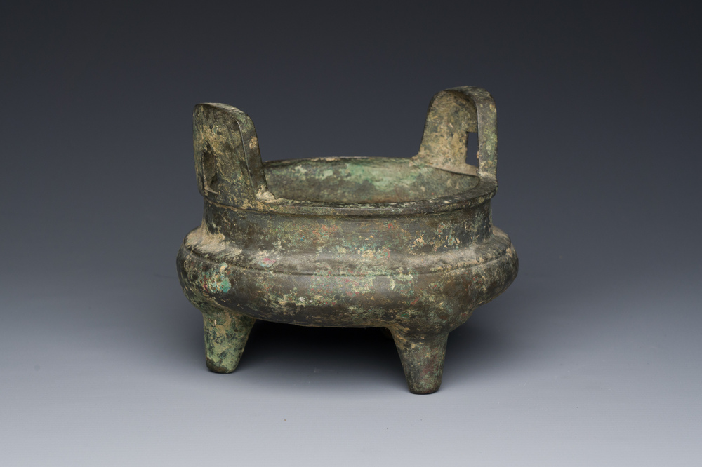 Een Chinese bronzen driepotige wierookbrander, Xuande merk, Ming