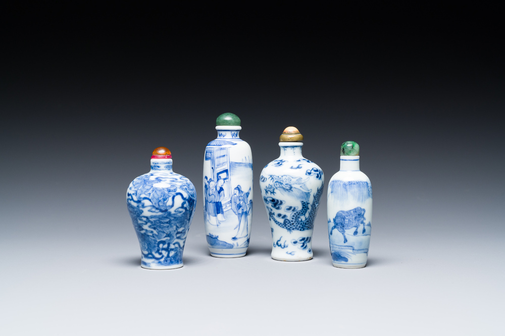 Vier Chinese blauw-witte snuifflessen, 18/19e eeuw