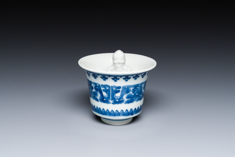 Een Chinese blauw-witte 'Hansje in de kelder' wijnkop, 'gong dao bei', 19e eeuw