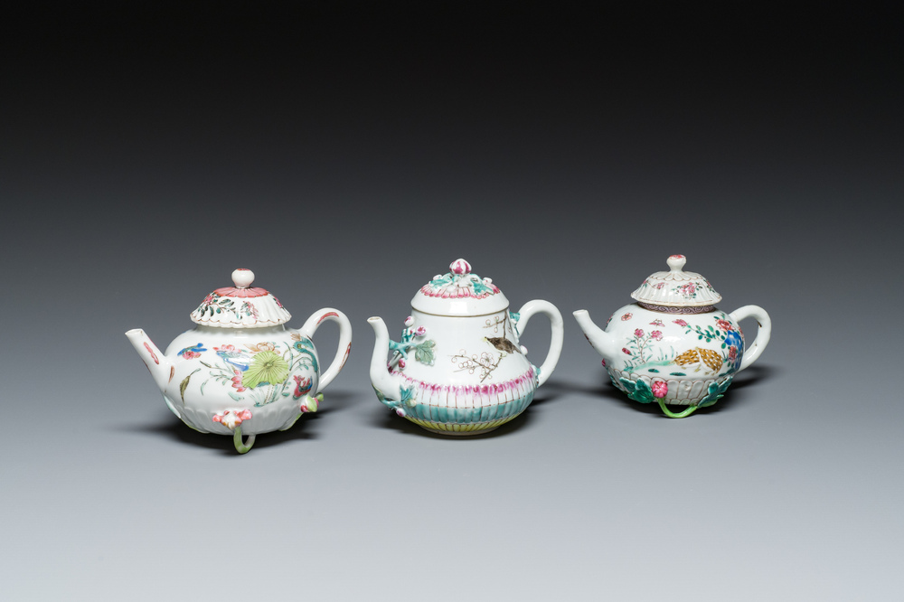 Drie Chinese famille rose theepotten met deksels, Yongzheng