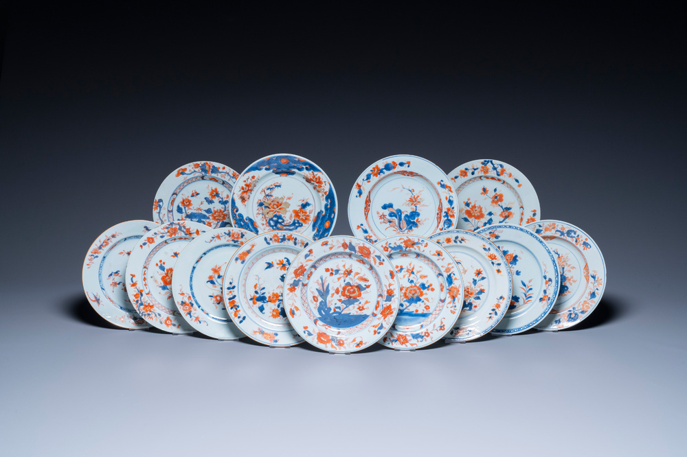 Dertien Chinese Imari-stijl borden, Kangxi/Qianlong