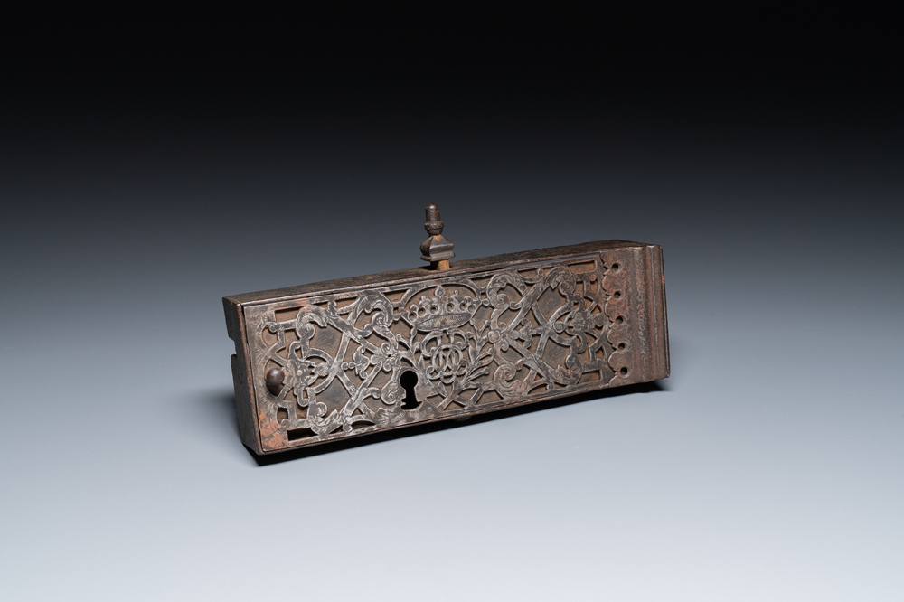 Noble plaque de serrure en fer forg&eacute; grav&eacute;e, France, 17&egrave;me
