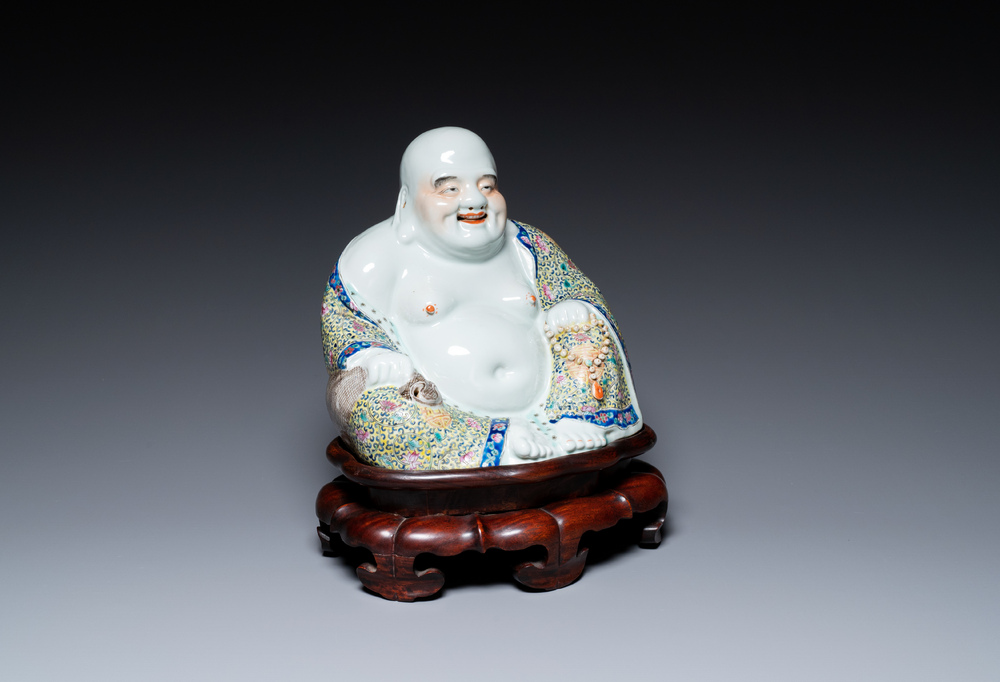 Een Chinese famille rose Boeddha op houten sokkel, Wei Hongtai 魏洪泰 merk, 19/20e eeuw
