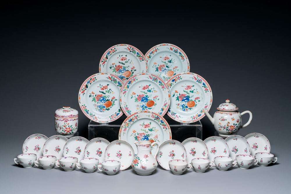 Een Chinees famille rose theeservies en zes borden, Qianlong