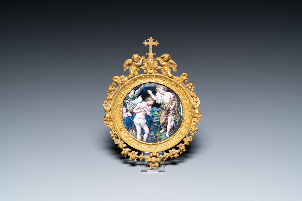 M&eacute;daillon figurant 'Le Bapt&ecirc;me du Christ' en &eacute;mail de Limoges dans un cadre dor&eacute;, France, 17/19&egrave;me
