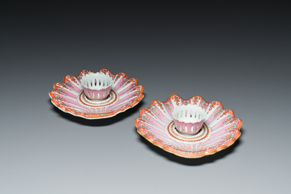 Paire de supports de trembleuse ou 'mancerina' en porcelaine de Chine famille rose, Qianlong