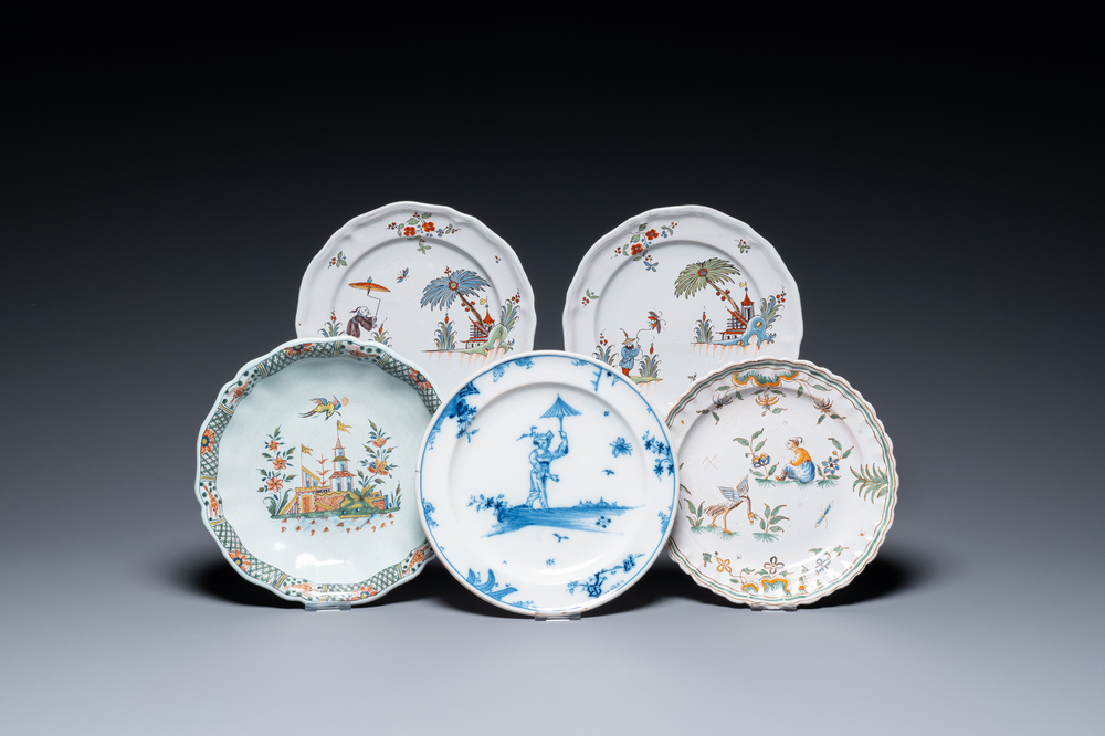 Vijf borden in blauw-witte en polychrome Franse fa&iuml;ence, Moustiers en Rouen, 18/19e eeuw