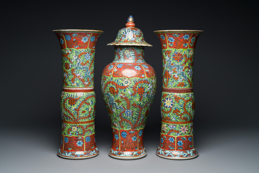 Een in Engeland overgedecoreerd Chinees blauw-wit kaststel van drie vazen, Kangxi