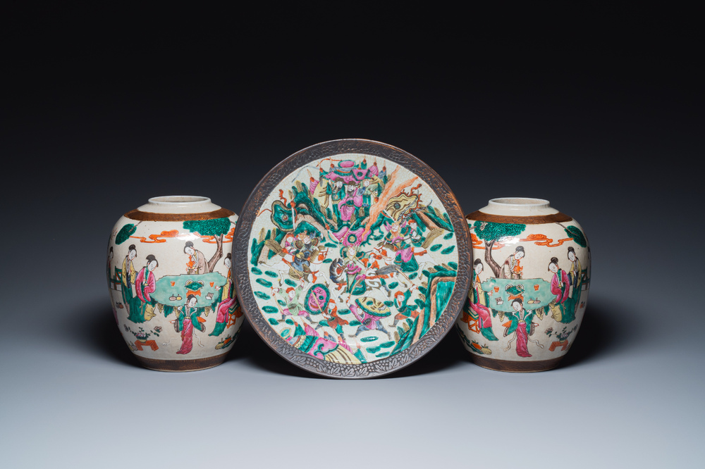Une paire de pots et un plat en porcelaine de Chine famille rose de Nankin, marque de Chenghua, 19&egrave;me