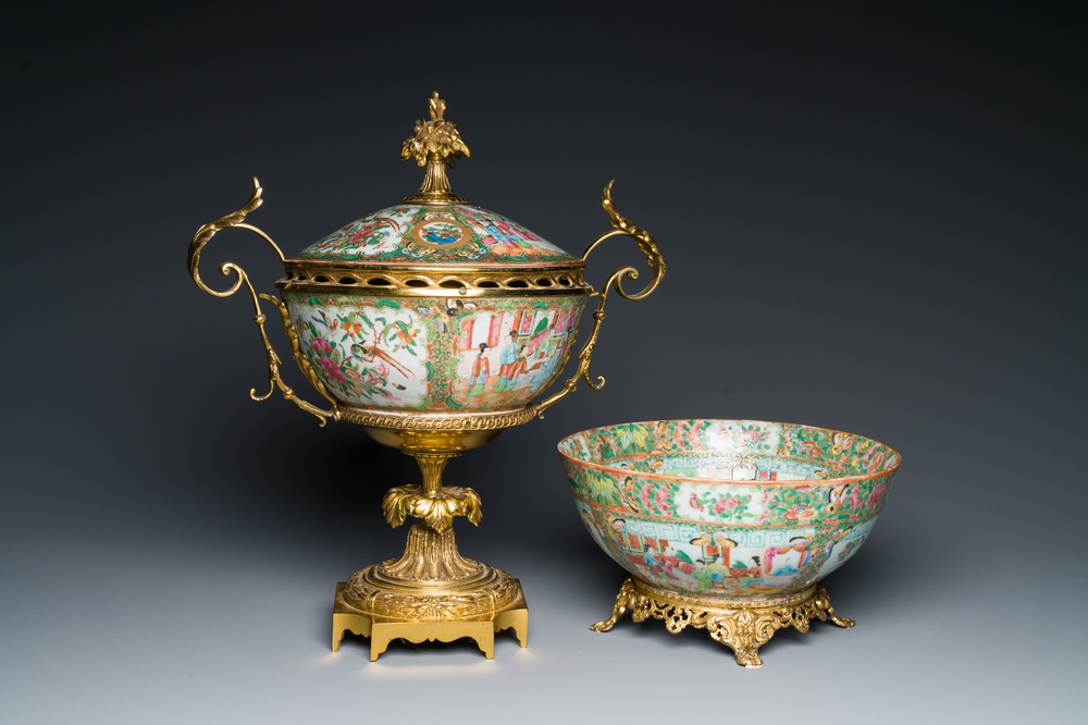Een Chinese Canton famille rose dekselkom met vergulde montuur en een kom op vergulde bronzen voet, 19e eeuw
