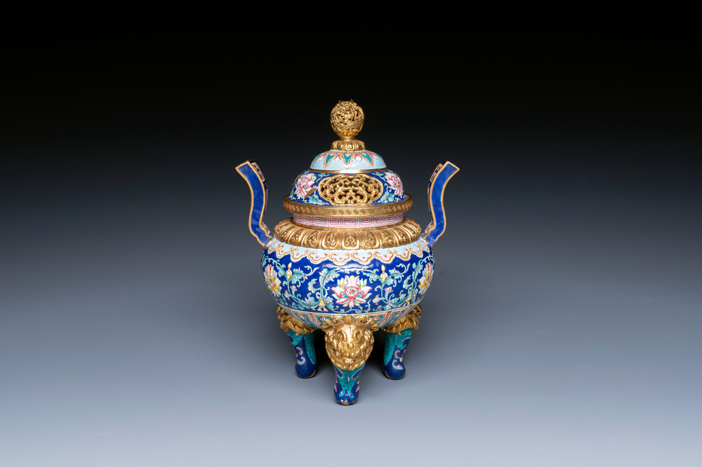 Br&ucirc;le-parfum couvert pour l'hommage imp&eacute;rial en &eacute;maux de Canton &agrave; fond bleu, marque et &eacute;poque de Qianlong