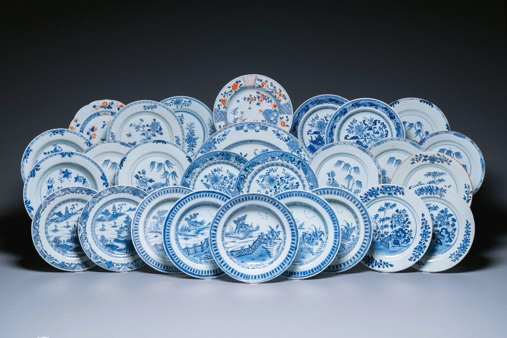 Un grand plat et 26 assiettes en porcelaine de Chine en bleu et blanc, Kangxi/Qianlong