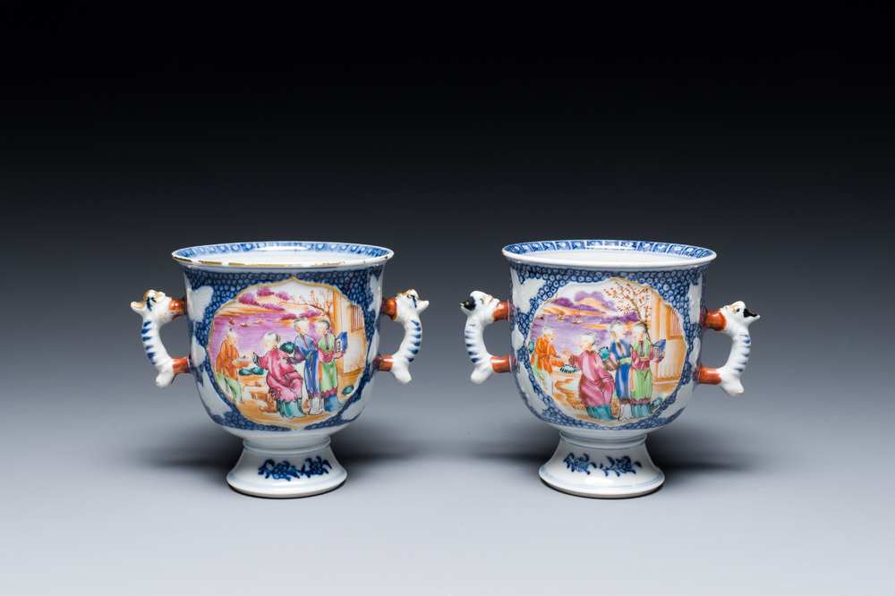 Een paar ongewone Chinese famille rose bekers met mandarijns decor, Qianlong