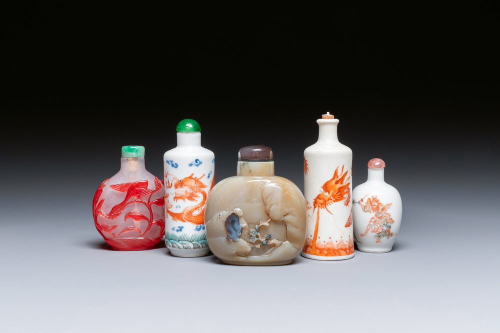 Cinq tabati&egrave;res en porcelaine, agate et verre, Chine, 19/20&egrave;me