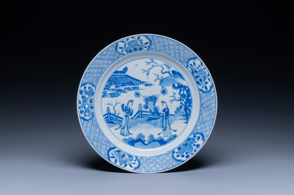 Plat en porcelaine de Chine en bleu et blanc &agrave; d&eacute;cor d'une sc&egrave;ne du 'Xi Xiang Ji', marque de Jiajing, Kangxi