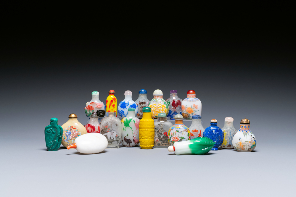Une collection vari&eacute;e de tabati&egrave;res en jade, pierres dures et verre, Chine, 19/20&egrave;me
