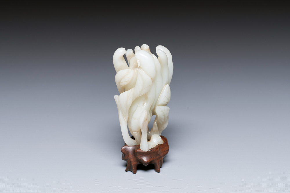 Main de Bouddha en jade blanc sculpt&eacute; sur socle en bois, Chine, Qing