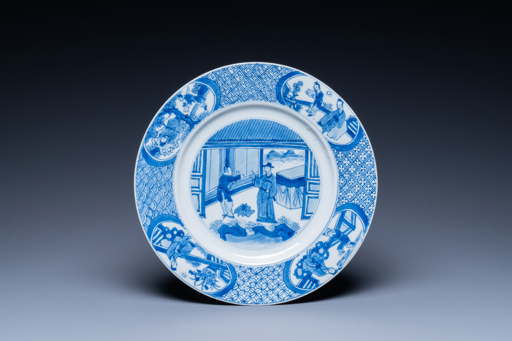 Plat en porcelaine de Chine en bleu et blanc &agrave; d&eacute;cor figuratif, marque et &eacute;poque de Kangxi
