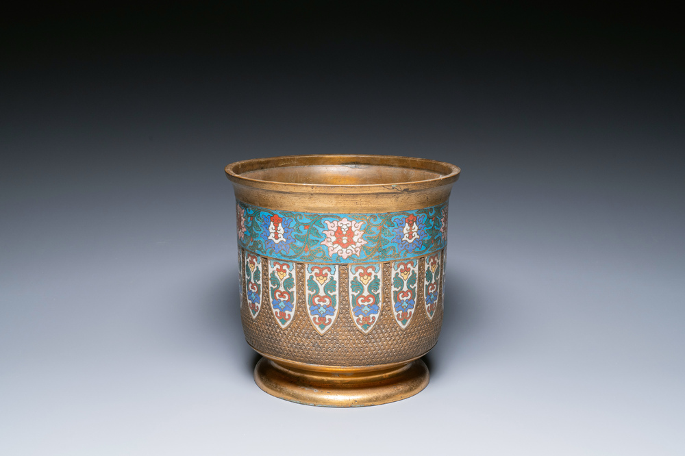 A Chinese cloisonn&eacute; and gilt-bronze jardini&egrave;re, 18/19th C.