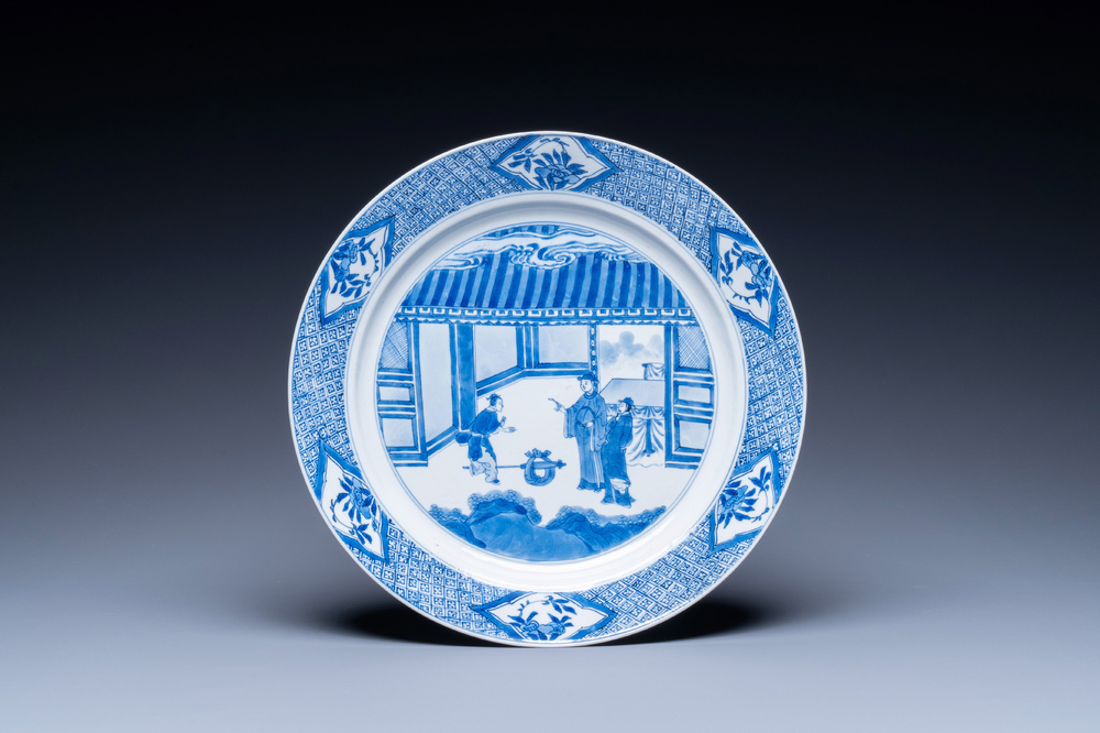 Plat en porcelaine de Chine en bleu et blanc &agrave; d&eacute;cor d'une sc&egrave;ne du 'Xi Xiang Ji', marque de Jiajing, Kangxi