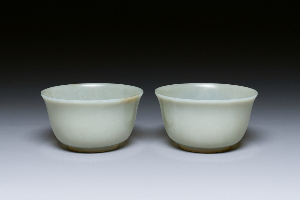 Een paar Chinese kommen in lichte celadon jade, 19e eeuw