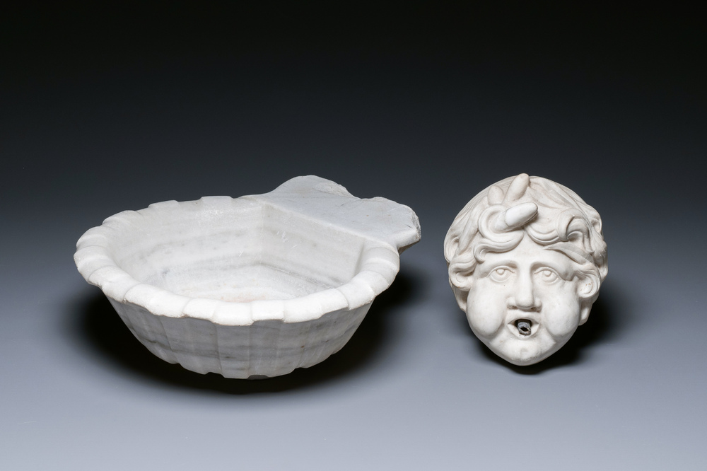 Een Italiaanse groteske wandfontein met bassin in wit Carrara marmer, 19e eeuw