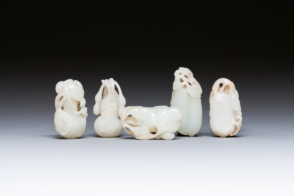 Cinq sculptures en jade blanc et c&eacute;ladon, Chine, Qing/R&eacute;publique