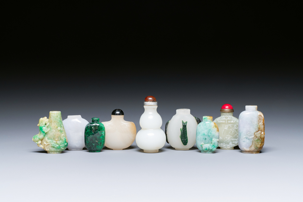 Negen Chinese snuifflessen in jade, hardsteen en glas, 19/20e eeuw