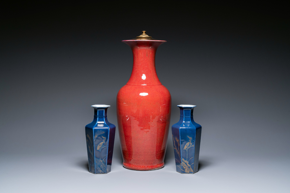 Een Chinese sang-de-boeuf-geglazuurde vaas en een paar blauw-geglazuurde met verguld decor, 19e eeuw
