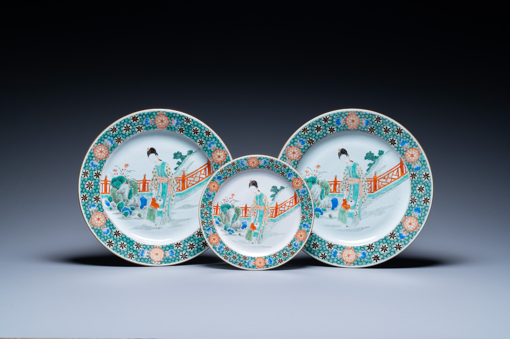 Une paire de plats et une assiette en porcelaine de Chine famille verte, Kangxi