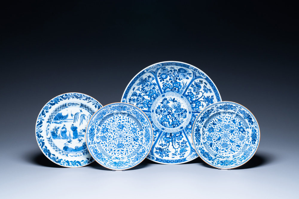 Een Chinese blauw-witte schotel en drie borden, Kangxi/Yongzheng