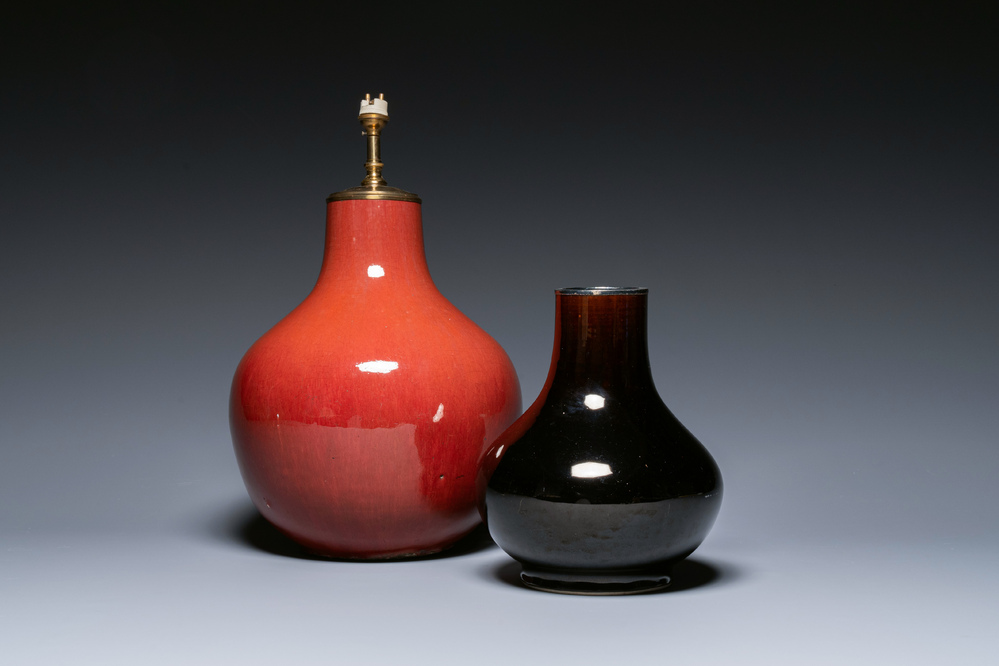 Twee Chinese monochrome flesvormige vazen, 18/19e eeuw