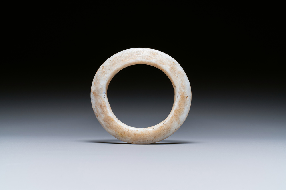 Bracelet en jade blanc partiellement calcifi&eacute;, culture Liangzhu, p&eacute;riode n&eacute;olithique