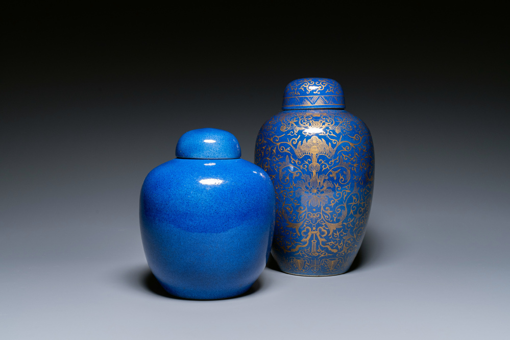 Twee Chinese poederblauwe dekselpotten waarvan &eacute;&eacute;n met verguld decor, 19e eeuw