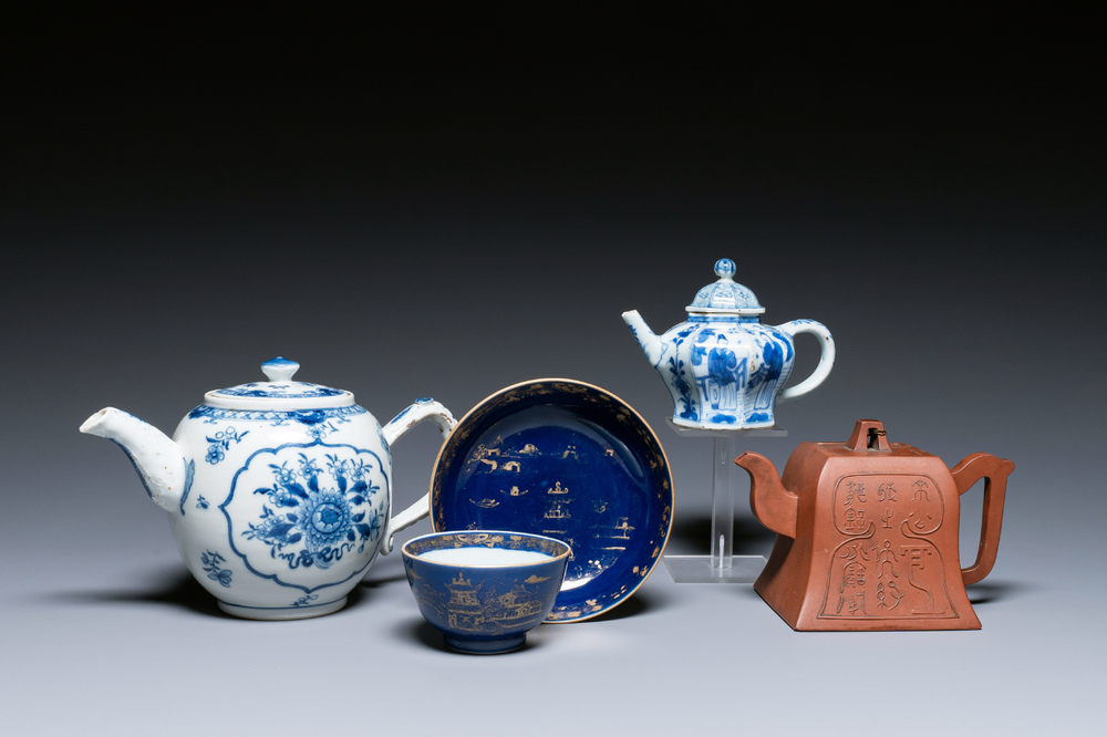 Twee Chinese blauw-witte theepotten, &eacute;&eacute;n in Yixing en een poederblauwe kop en schotel, Kangxi en later