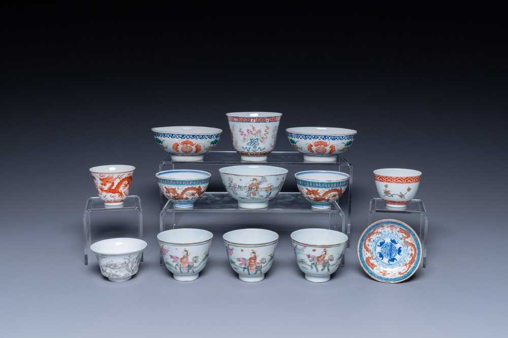 Een collectie Chinese famille rose, grisaille en ijzerrode koppen en kommen, 19/20e eeuw
