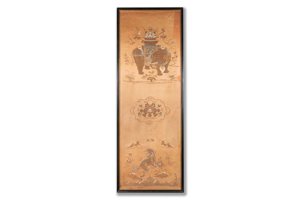 Een Chinese met metaaldraad geborduurde zijden stoelbekleding, Qianlong