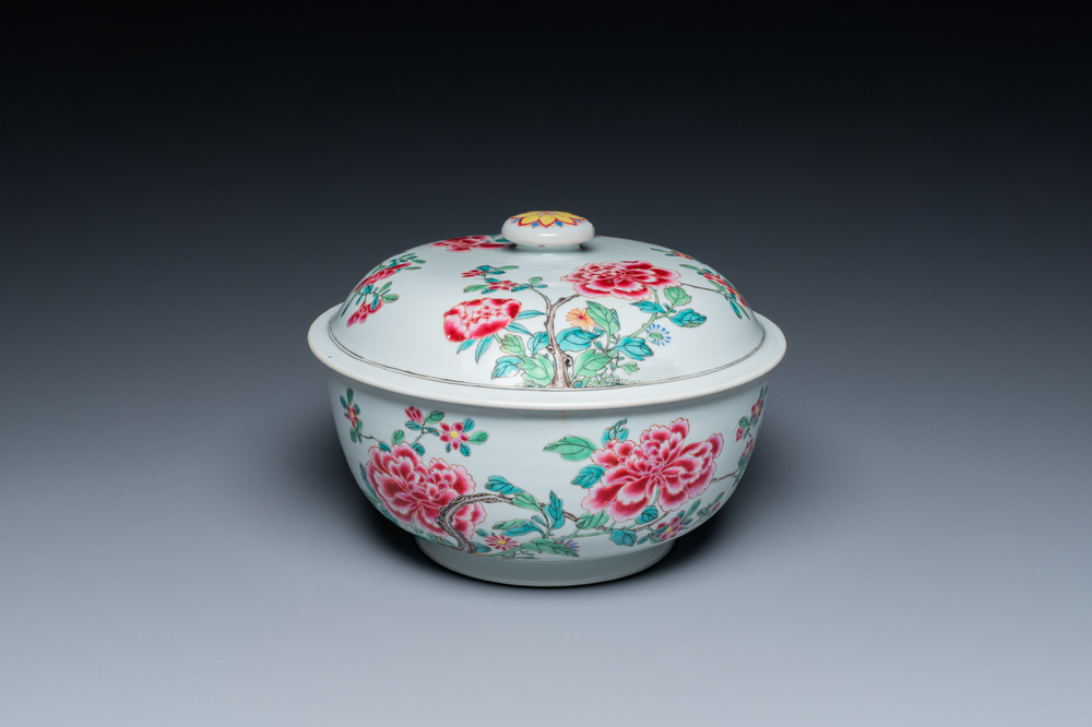 Terrine couverte en porcelaine de Chine famille rose &agrave; fin d&eacute;cor floral, Yongzeng