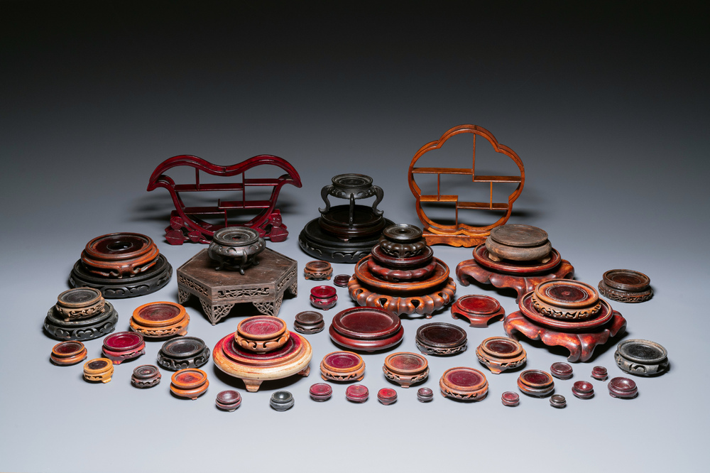 Une collection de socles en bois sculpt&eacute;, Chine, 19/20&egrave;me