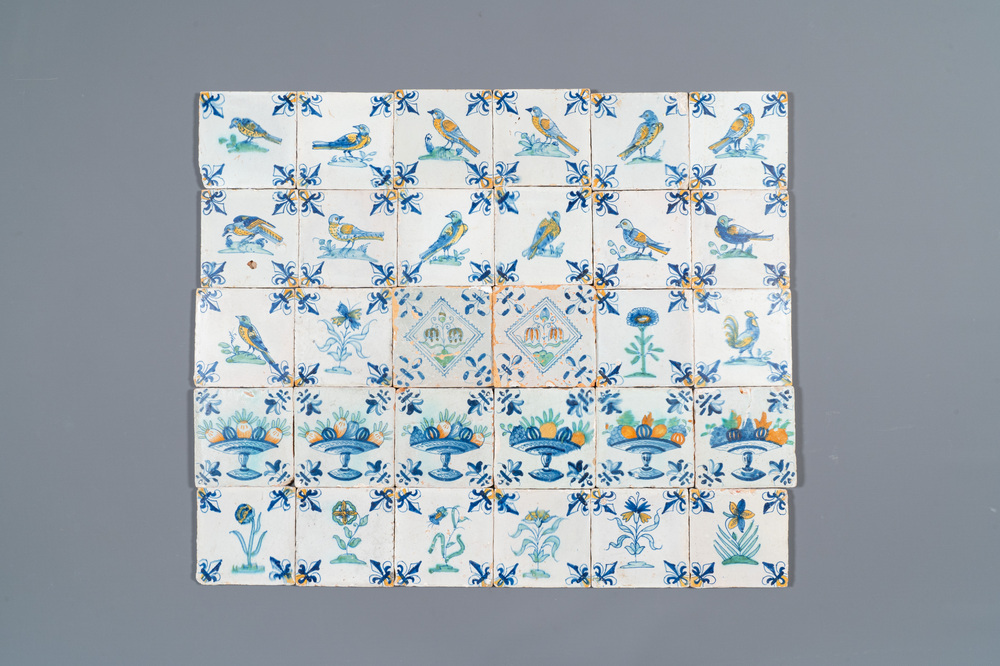 30 polychrome Delftse tegels met bloemen, fruitschalen en vogels, 17e eeuw