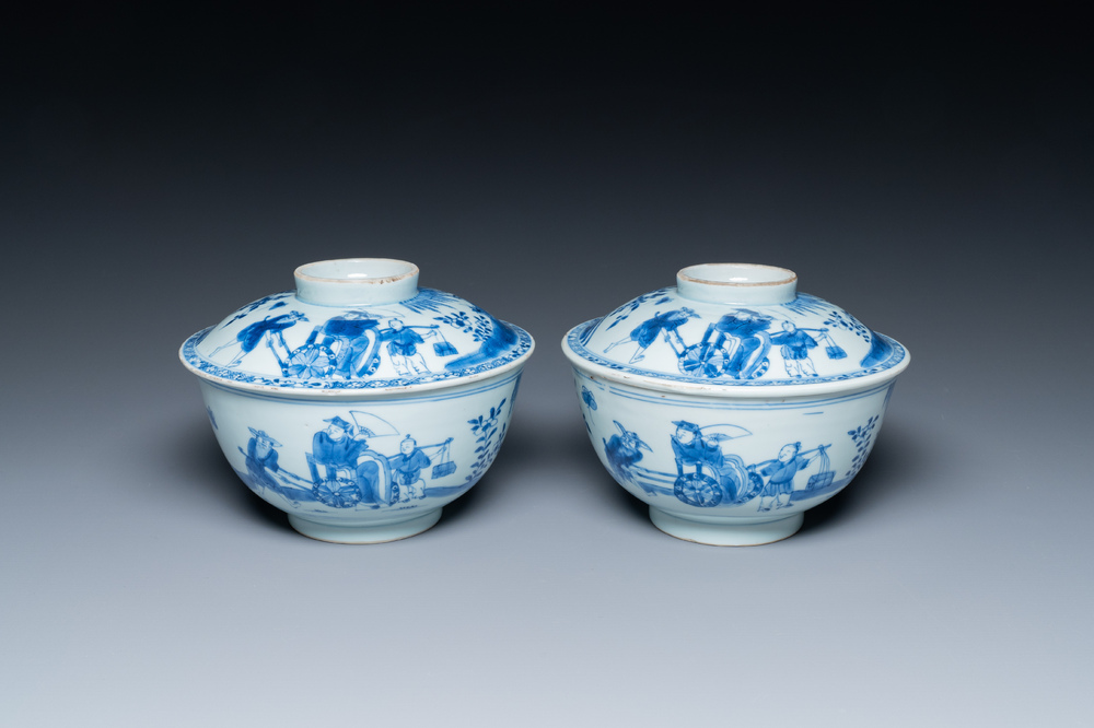 Een paar Chinese blauw-witte dekselkommen met verhalend decor, Kangxi/Yongzheng