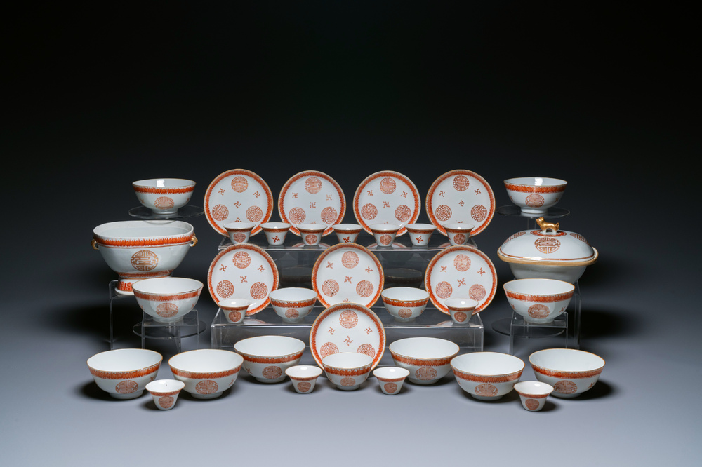 Een Chinees ijzerrood en verguld 36-delig 'Shou' servies, Tongzhi merk en periode