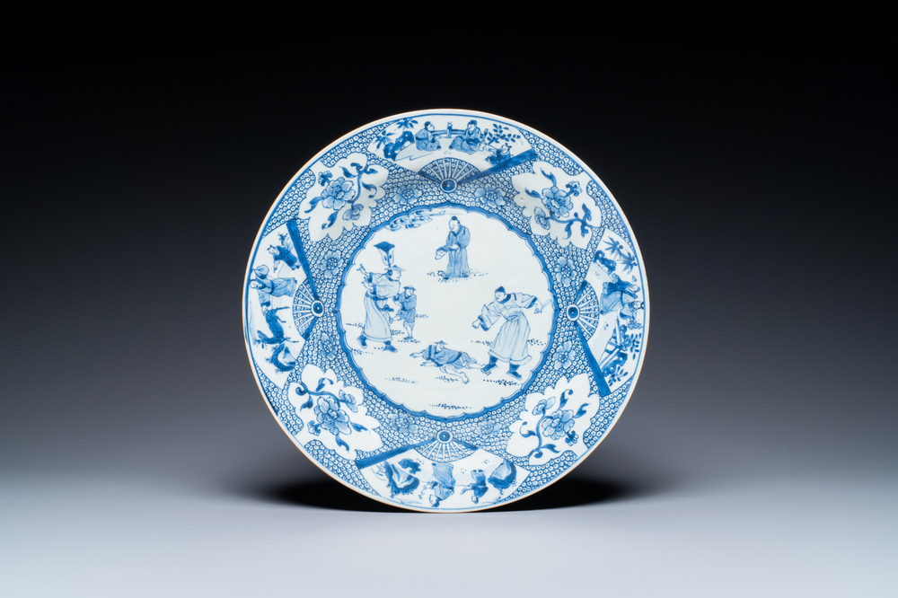 Plat en porcelaine de Chine en bleu et blanc &agrave; d&eacute;cor d'une punition, Yongzheng/Qianlong
