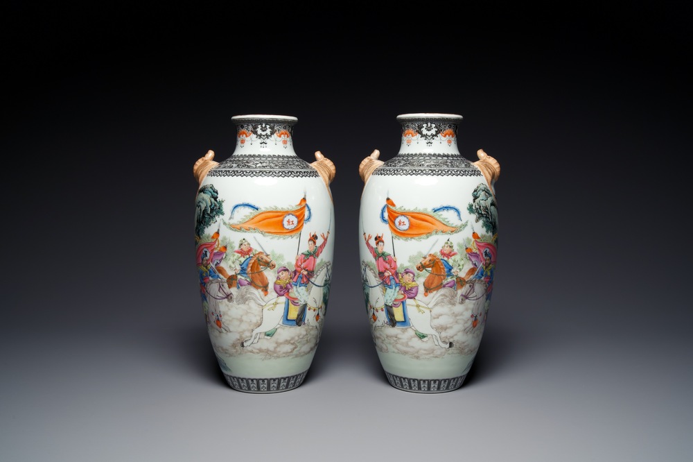 Paire de vases en porcelaine de Chine famille rose &agrave; d&eacute;cor de l'histoire de Hua Mulan, marque de Jingdezhen, R&eacute;volution Culturelle