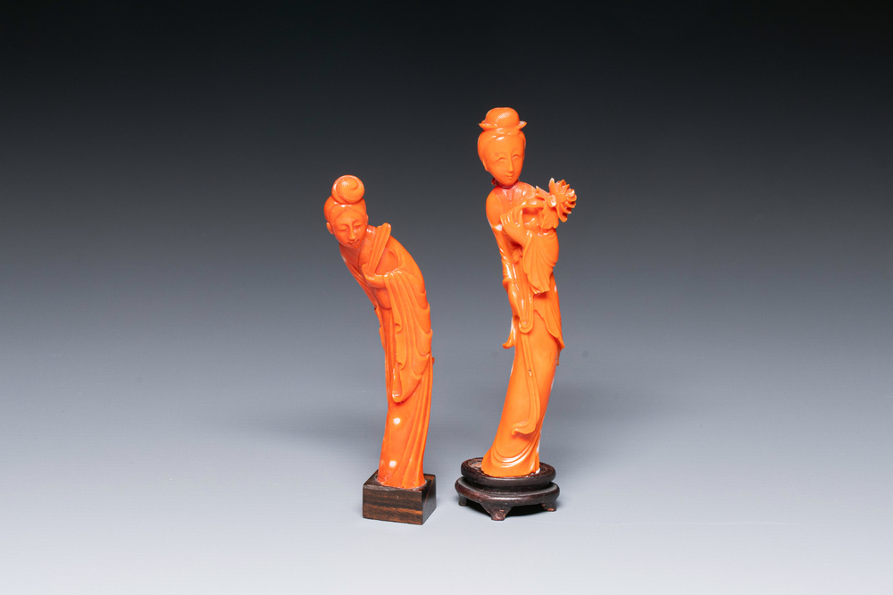 Twee Chinese bloedkoralen sculpturen van een dame met een waaier en van een dame met een bloem, 19/20e eeuw